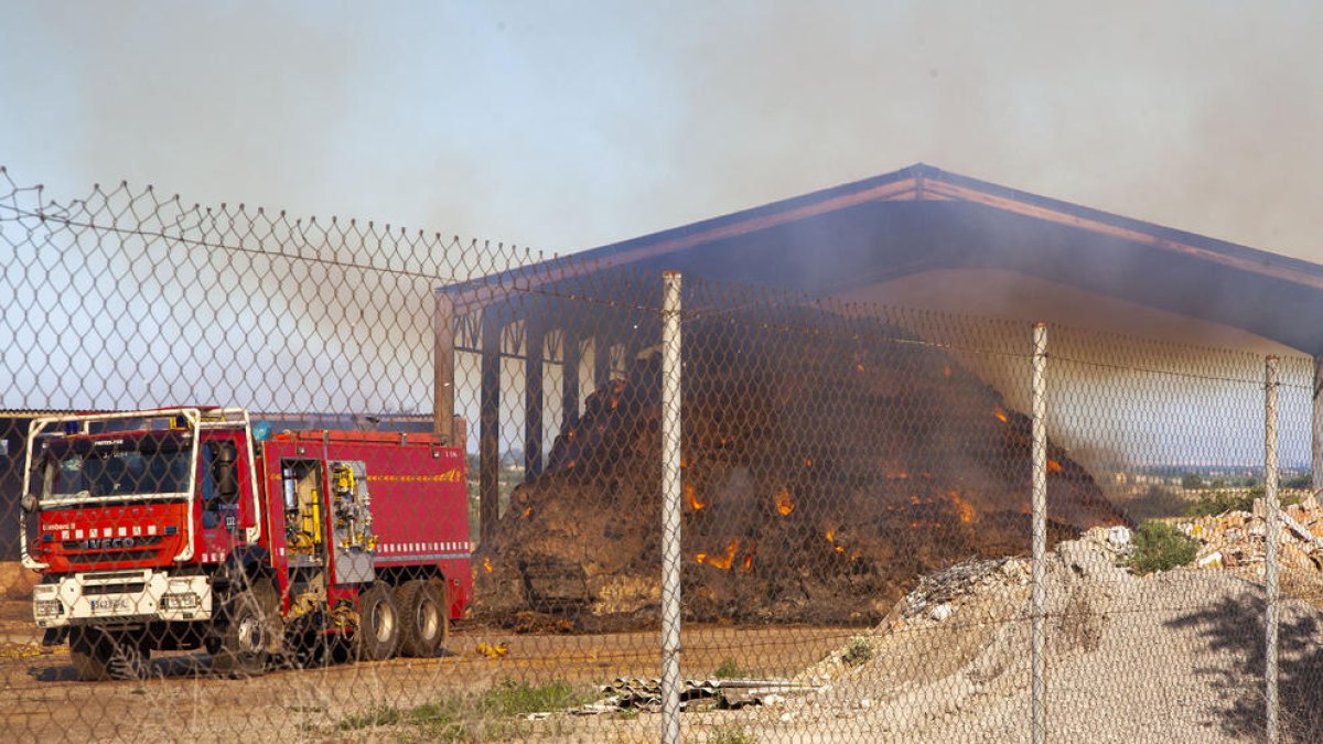 Vista del paller que es va incendiar per autocombustió ahir a Altet, al terme municipal de Tàrrega.