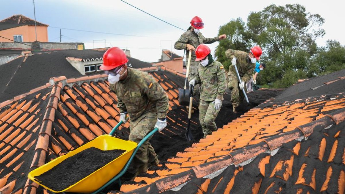 Militars netegen la cendra de les cases de Las Manchas, a La Palma.