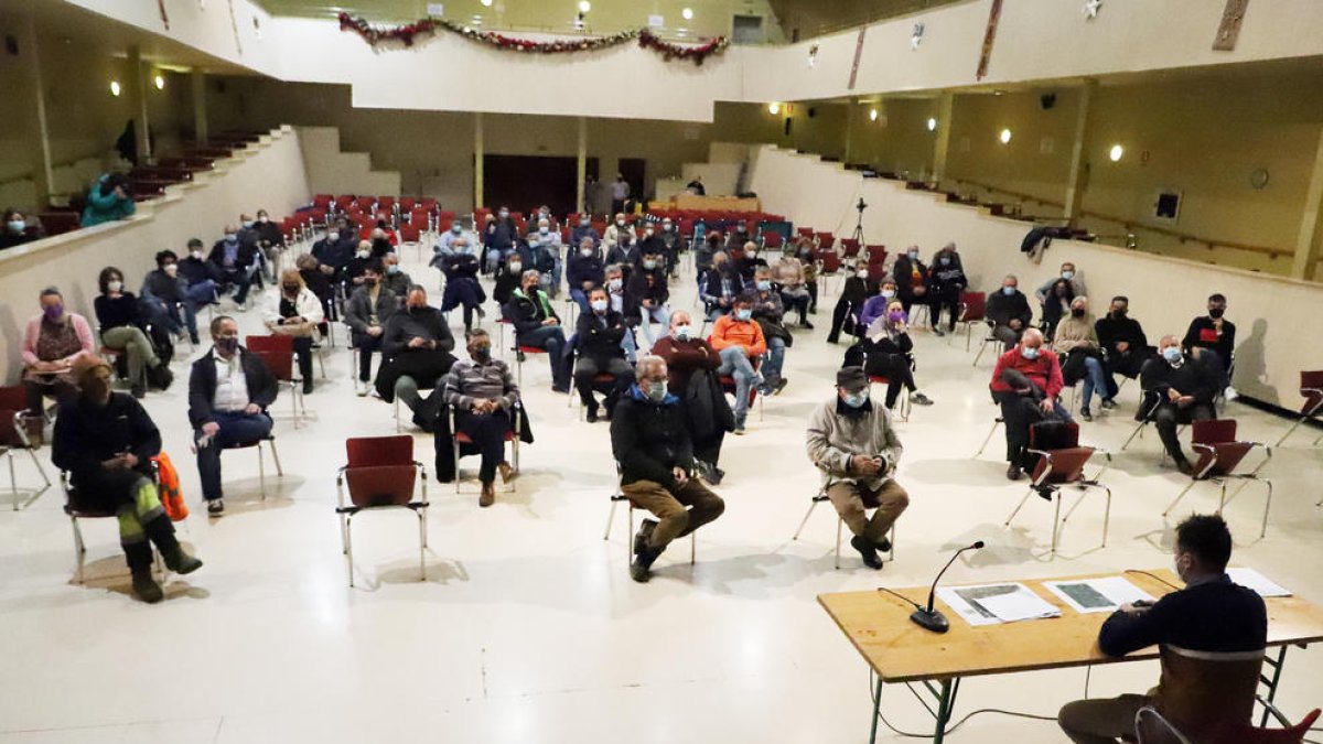Els veïns reunits al Casal Cultural d’Albatàrrec.