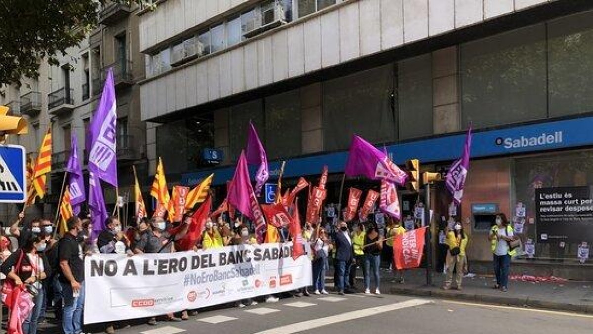 Mig centenar de persones protesten a Lleida en contra de l'ERO al Banc de Sabadell