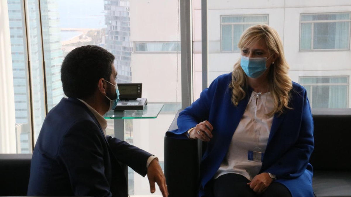 Josep Maria Argimon, ahir, agafant el relleu a la conselleria de Salut de mans d’Alba Vergés.