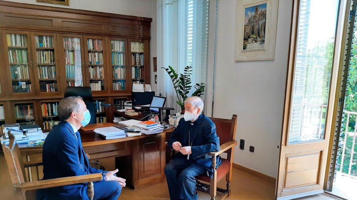 José Crespín, ayer por la mañana con el obispo Salvador Giménez.