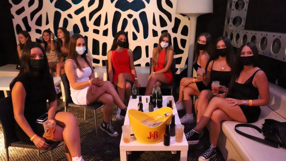 Joves ahir a la discoteca Lit, que com altres locals de la capital té llicència provisional de bar.