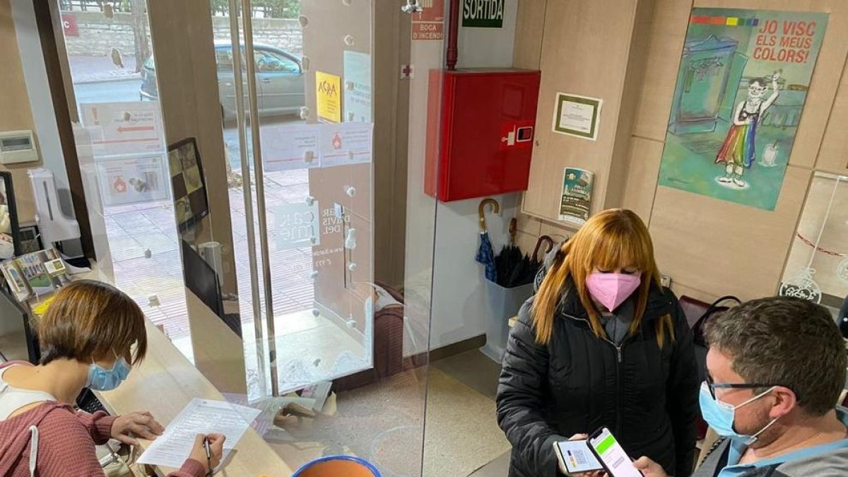 La residència Llar d’Avis del Carme demanant ahir el certificat i, a la imatge de la dreta, el bar restaurant Xaloc de la Seu.