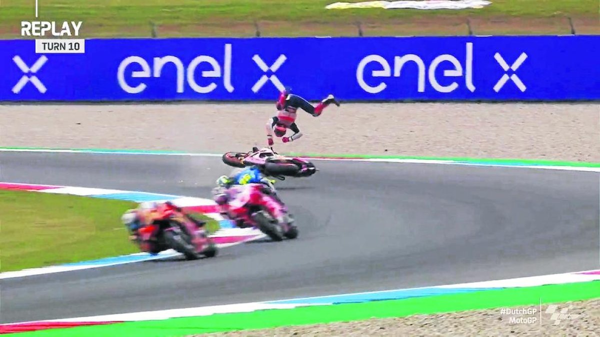 Marc Márquez va sortir disparat de la seua Honda al revolt 10 del traçat neerlandès, però no va patir cap lesió malgrat la dura caiguda.
