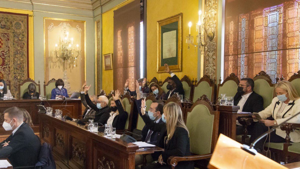 Cambio de sillas en el pleno - Los ediles del PP se cambiaron de lado y pasan a la primera fila, mientras que los no adscritos Ribes y Córdoba ocuparon los antiguos asientos del PP.