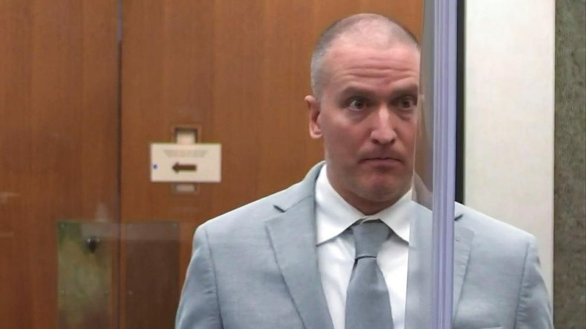 Captura de vídeo de Derek Chauvin escoltant la sentència.