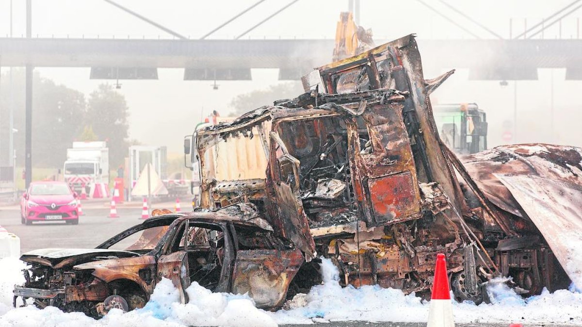 La colisión provocó que ambos vehículos ardieran.