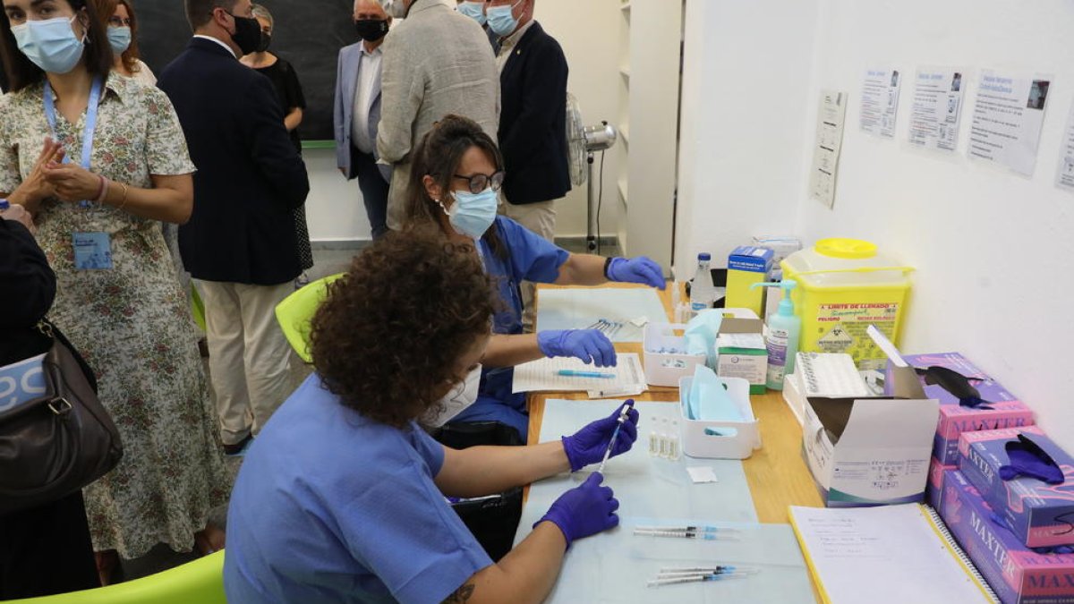 Infermeres preparen l’administració de vacunes a Alcarràs.