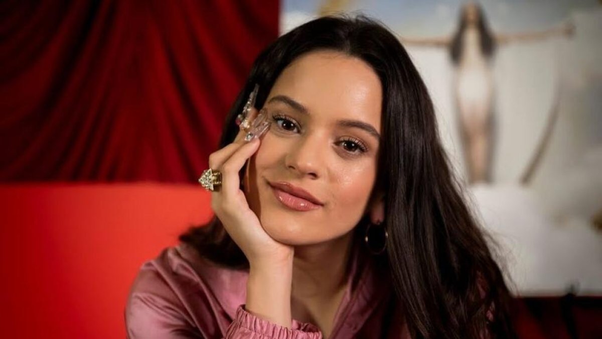 La Casa del Sol Naixent de Tremp colgó ayer una gran ‘llufa’ en el campanario, como marca la tradición.