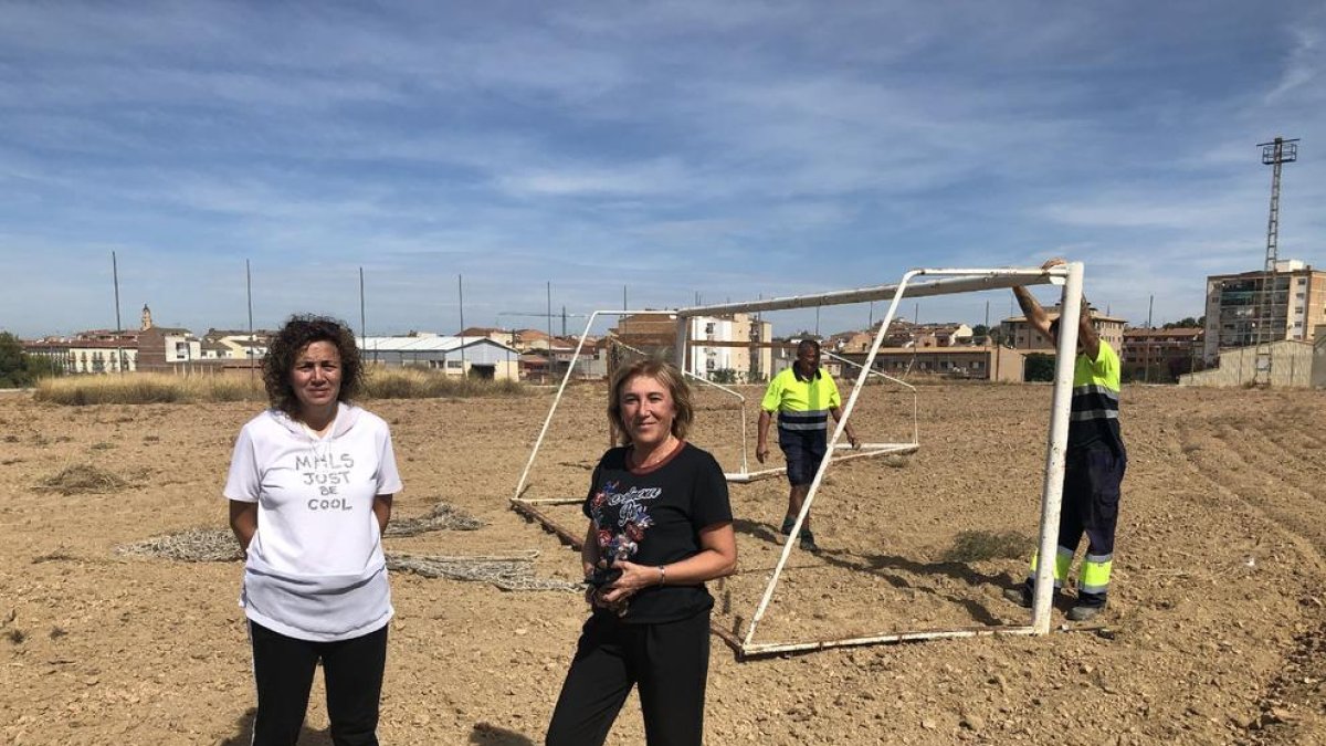 La alcaldesa Núria Palau, en su visita a las obras del campo.