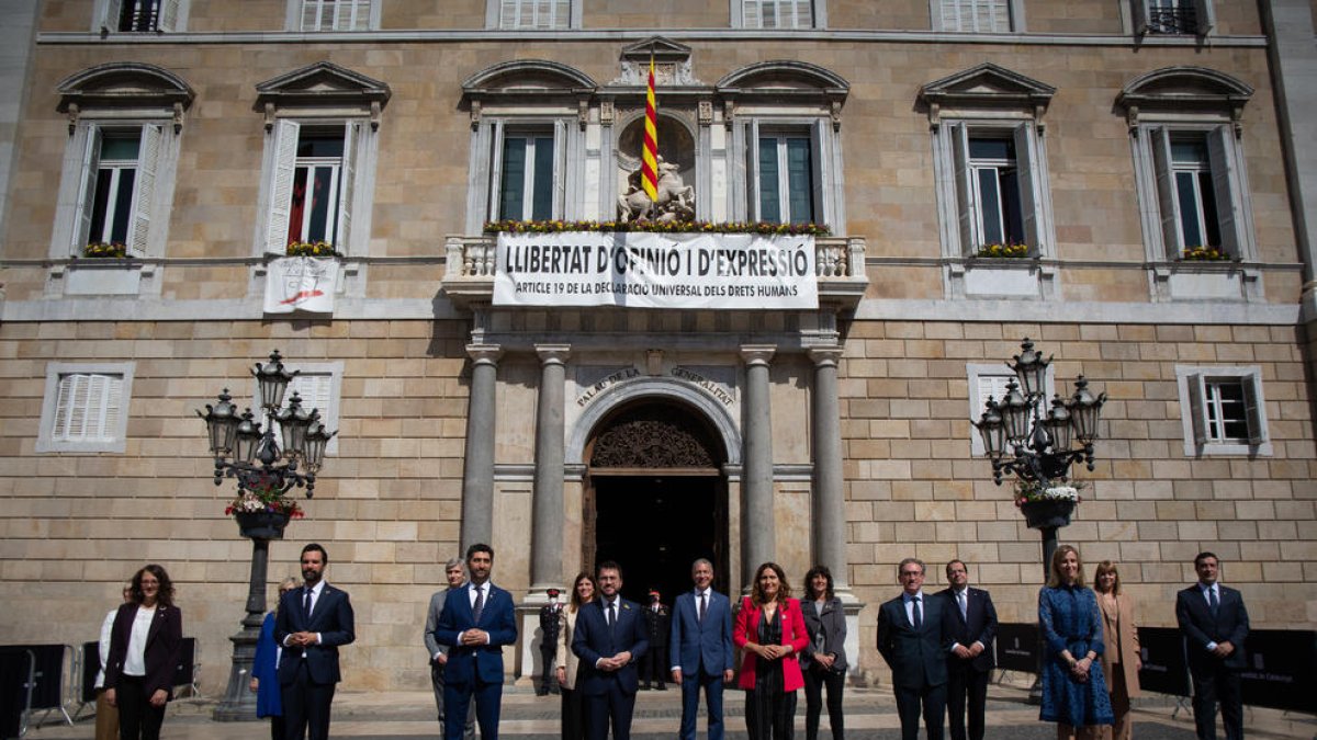 Fotografía de familia del nuevo Govern que preside Pere Aragonès. Además del vicepresident, Jordi Puigneró, hay otros trece consellers.