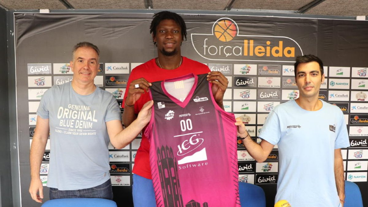 Massine Fall, flanquejat per Joaquín Prado i Gerard Encuentra, durant la presentació d’ahir.