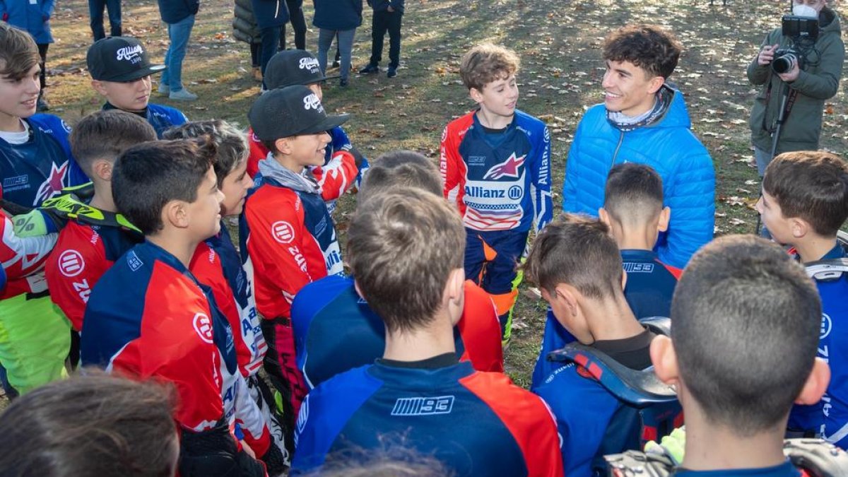 Marc Márquez conversa amb els alumnes del seu campus al circuit de Rufea.