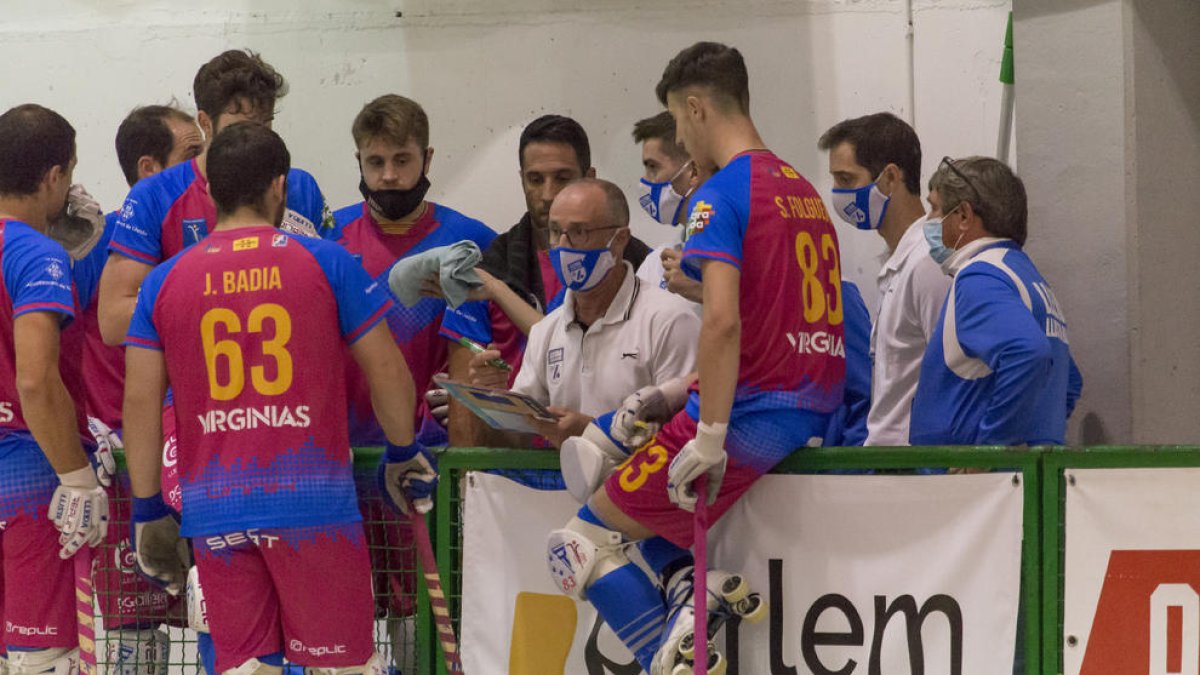 Albert Folguera dona instruccions en el partit contra el Voltregà.