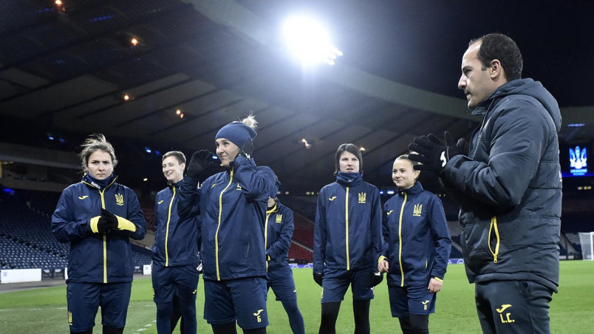 Lluís Cortés i jugadores, al Hampden Park de Glasgow.