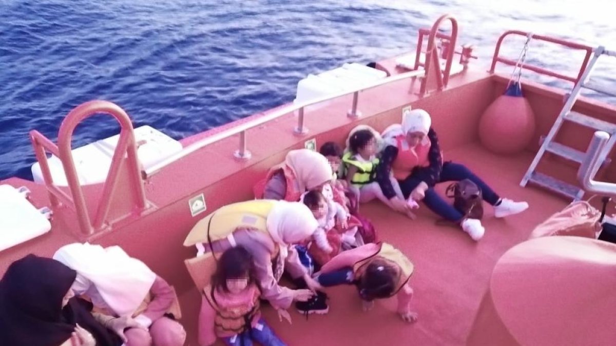 Mujeres y niños rescatados de una patera cerca de Alicante.