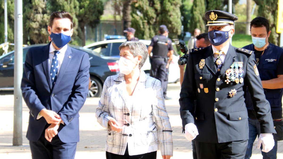 El número dos de Interior, Rafael Pérez, junto a Teresa Cunillera.