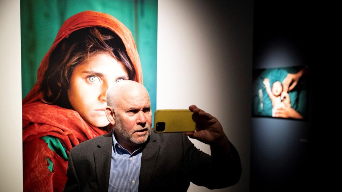 Steve McCurry, amb el llegendari retrat de la nena Sharbat Gula.