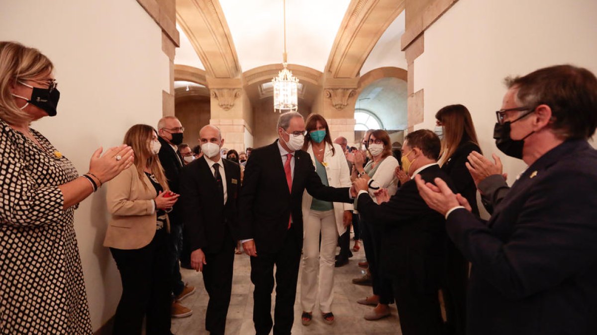 Torra, ayer, aplaudido por parlamentarios independentistas.