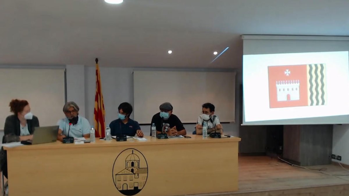 Taula redona de presentació de l’escut i la bandera.