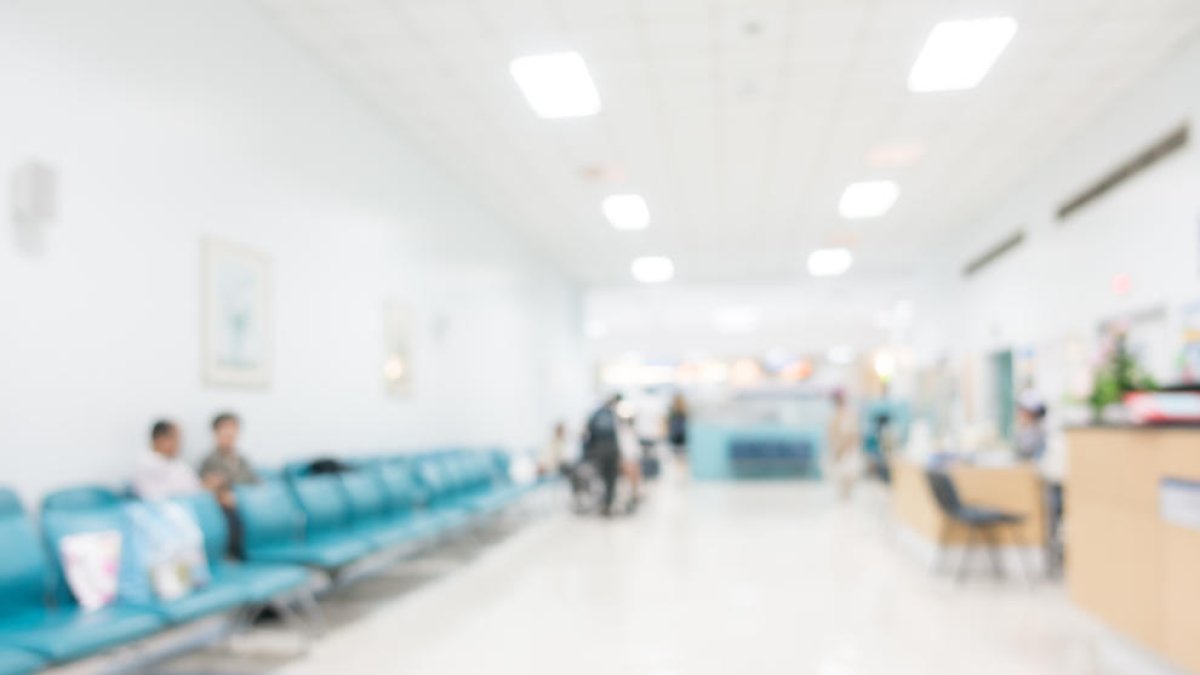 Una película para adultos se cuela por error en la sala de espera de  un hospital de Bayona