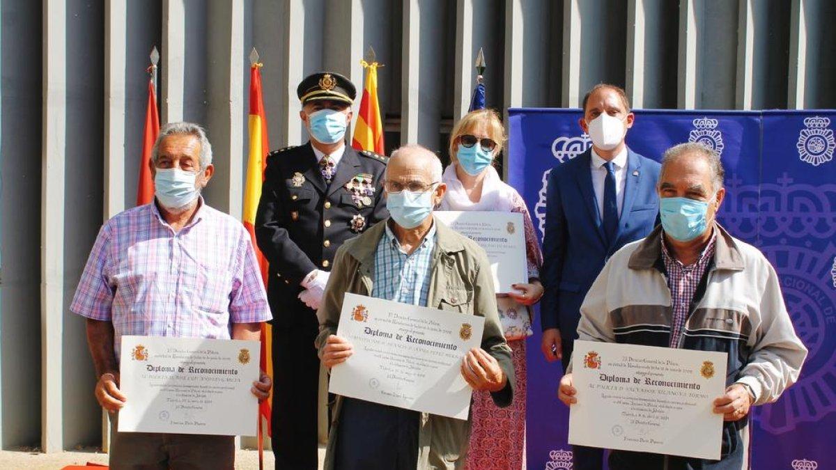 Entrega de los diplomas a los policías que se han jubilado.