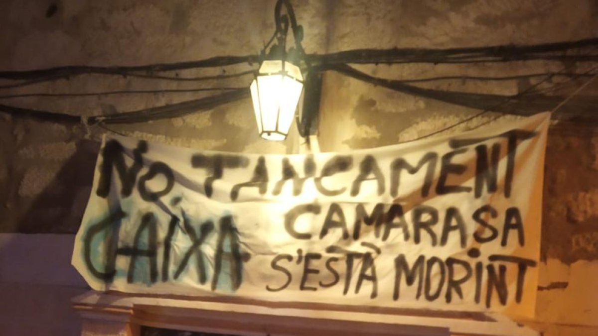 Una de les noves pancartes contra el tancament de la sucursal.