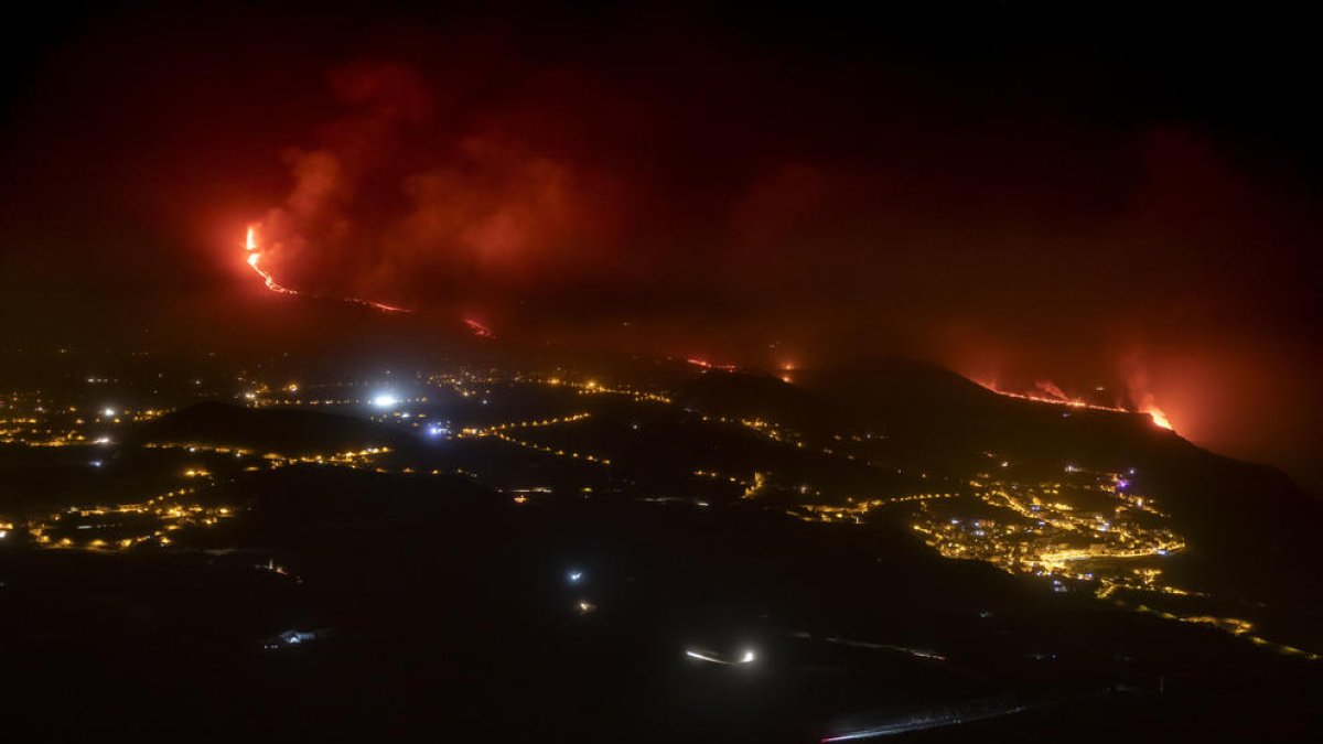 Colada de lava del volcà de Cumbre Vieja a la seua arribada a l'Oceà Atlàntic