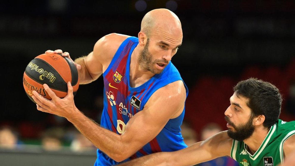 Calathes controla el balón durante un partido de esta temporada.