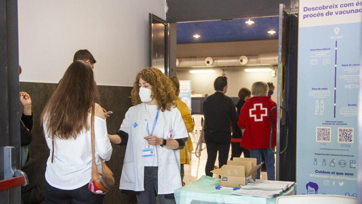 La gran majoria de treballadors essencials elegeixen AstraZeneca