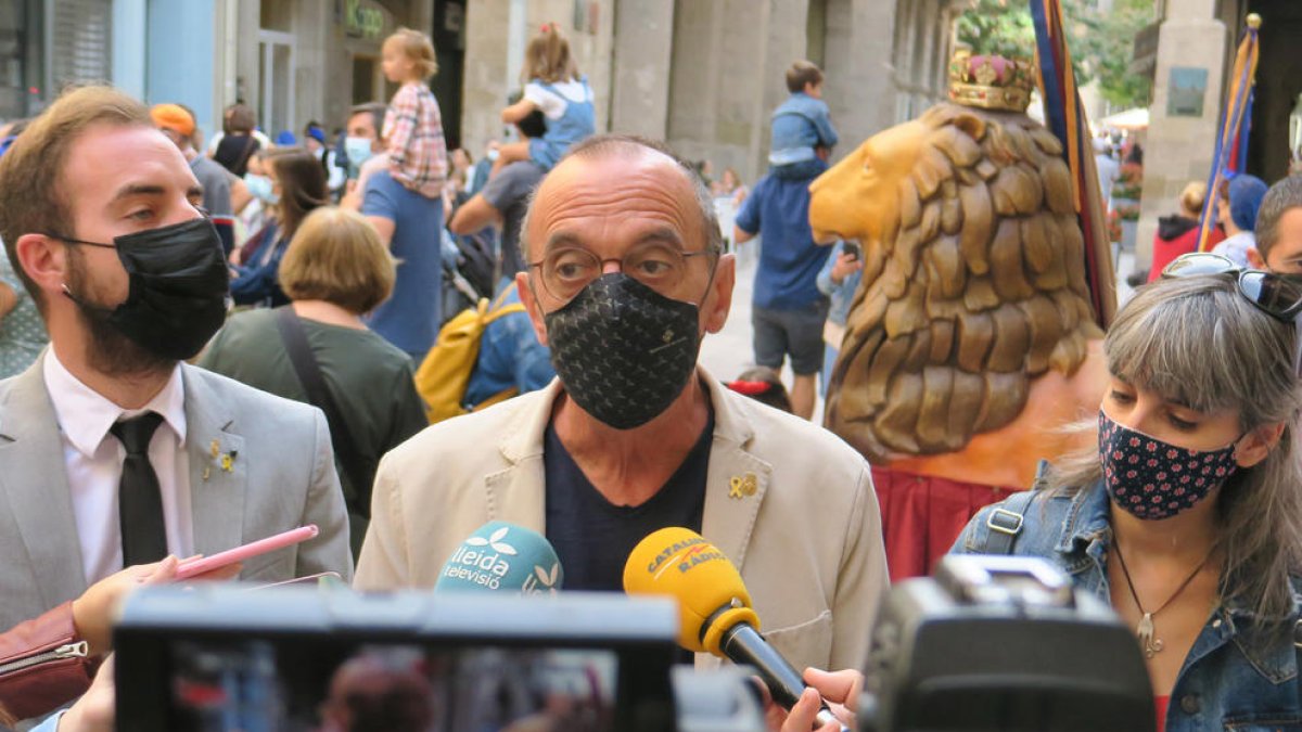 L'alcalde de Lleida, Miquel Pueyo, acompanyat per la tinenta d'alcalde Sandra Castro i el regidor Ignasi Amor.