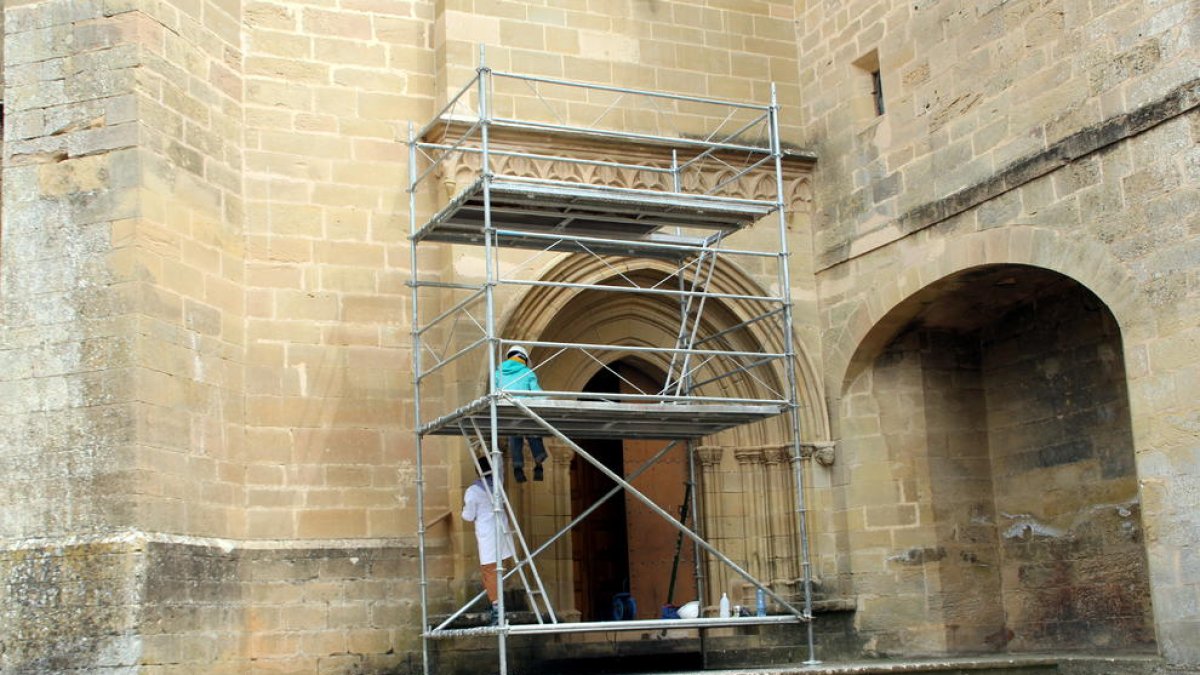 El Monestir de les Avellanes inicia la restauració de la porta gòtica de l'església