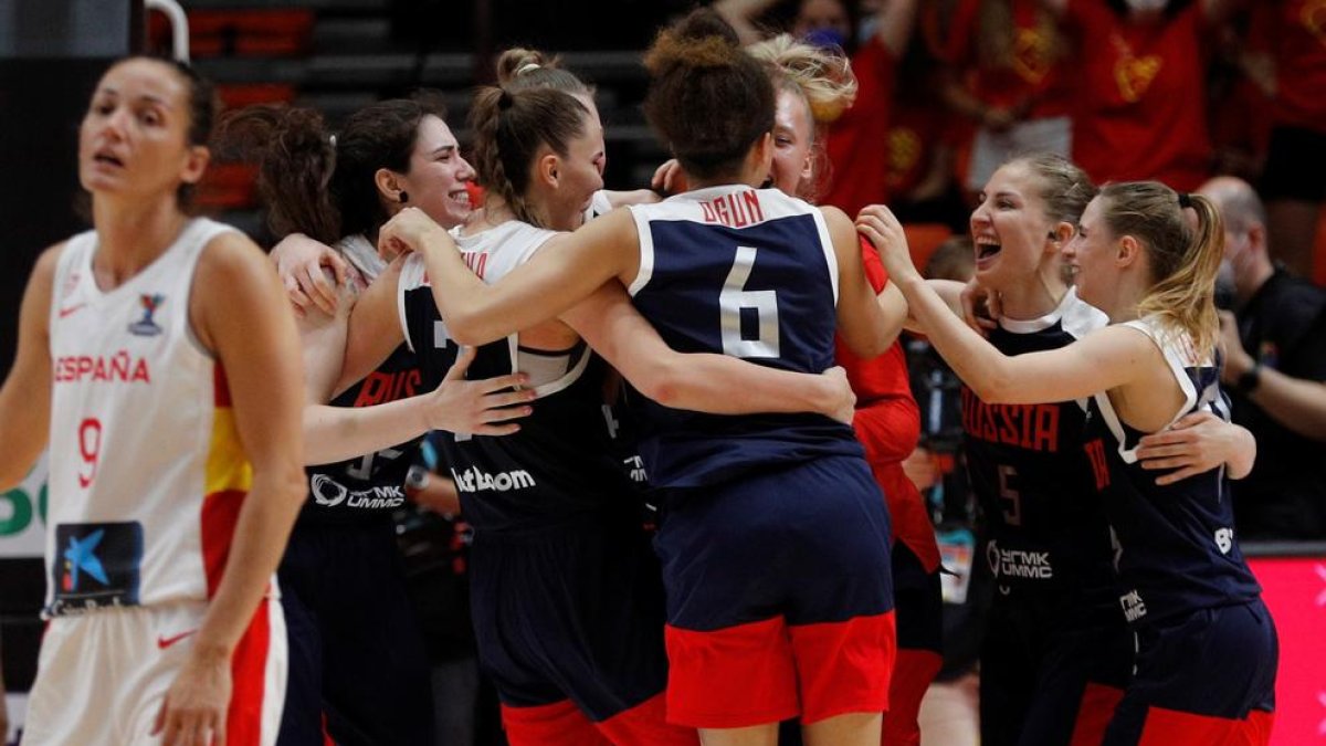 Jugadores russes celebren la victòria davant la selecció espanyola.