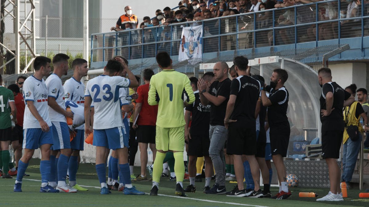 Jugadors del Mollerussa atenen les instruccions de Josep Maria Turull durant el partit d’anada.