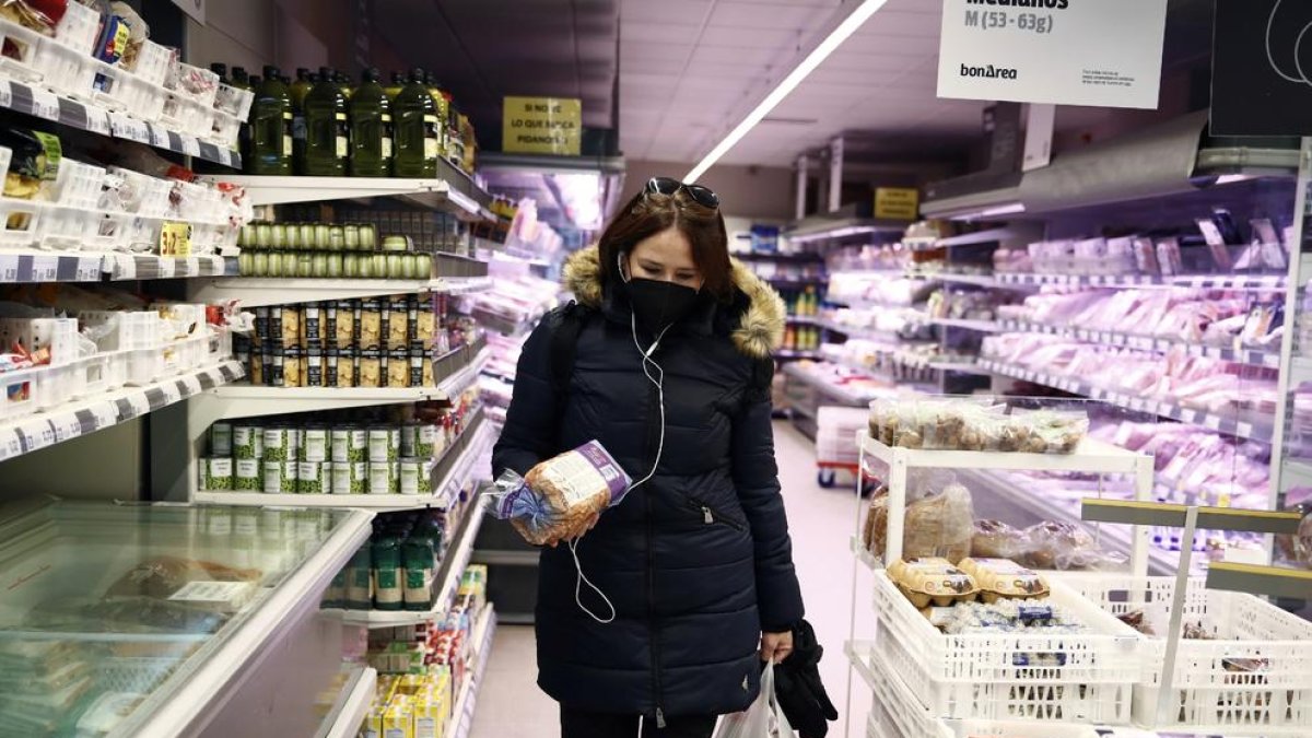 Una voluntaria haciendo la compra durante la pandemia.