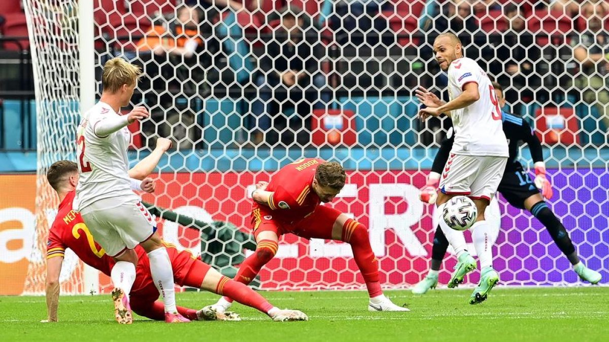 Martin Braithwaite, a la derecha, en una acción de ataque de la selección de Dinamarca.