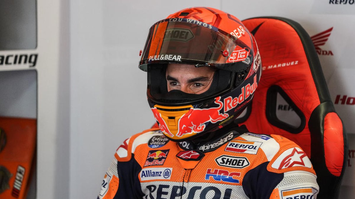 Marc Màrquez, ahir al seu box amb la mirada perduda després de només poder ser antepenúltim.