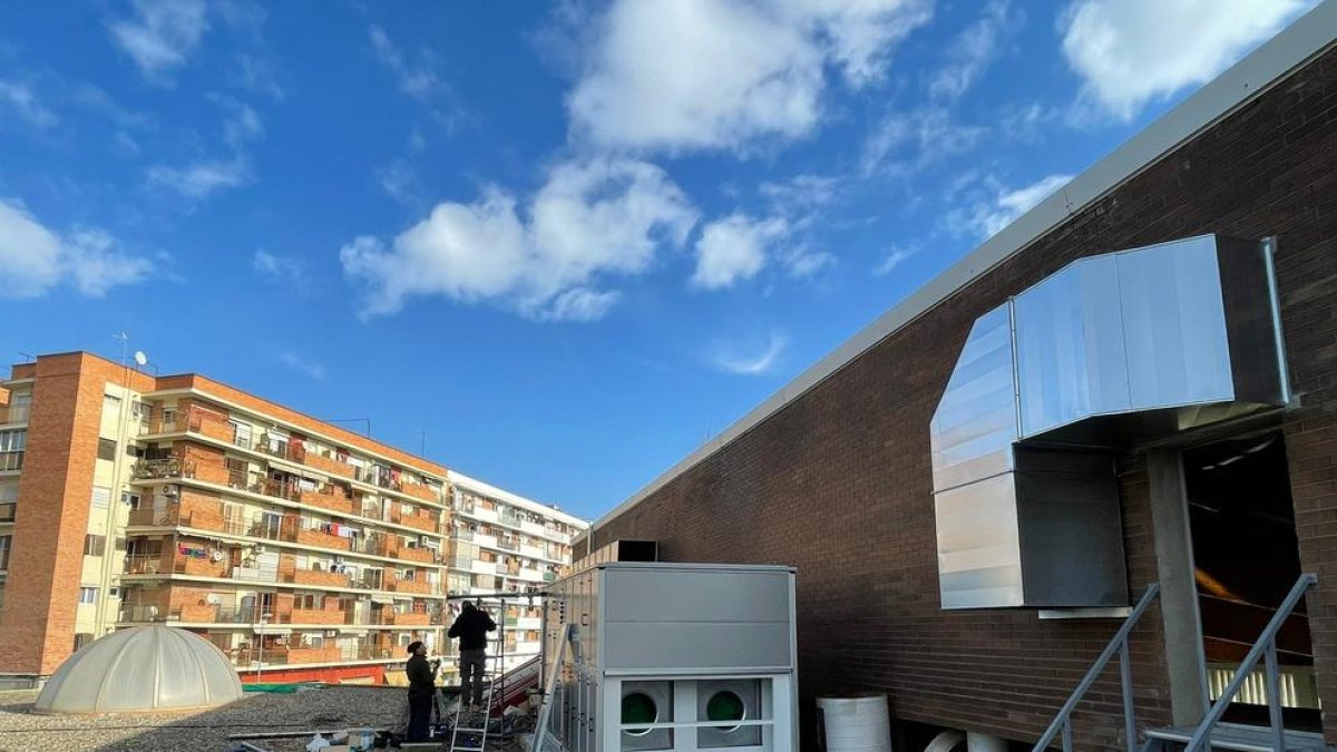 La instalación de nueva maquinaria para conseguir un ahorro energético en el equipamiento.