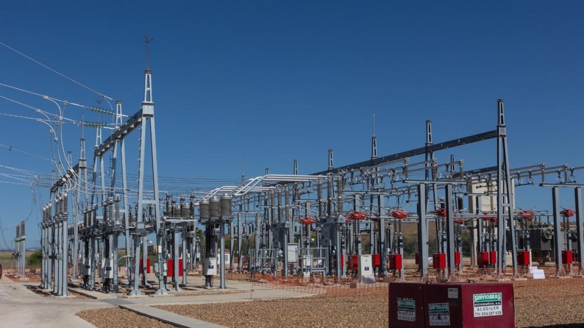 Vista general de una subestación eléctrica en plena escalada de precios.
