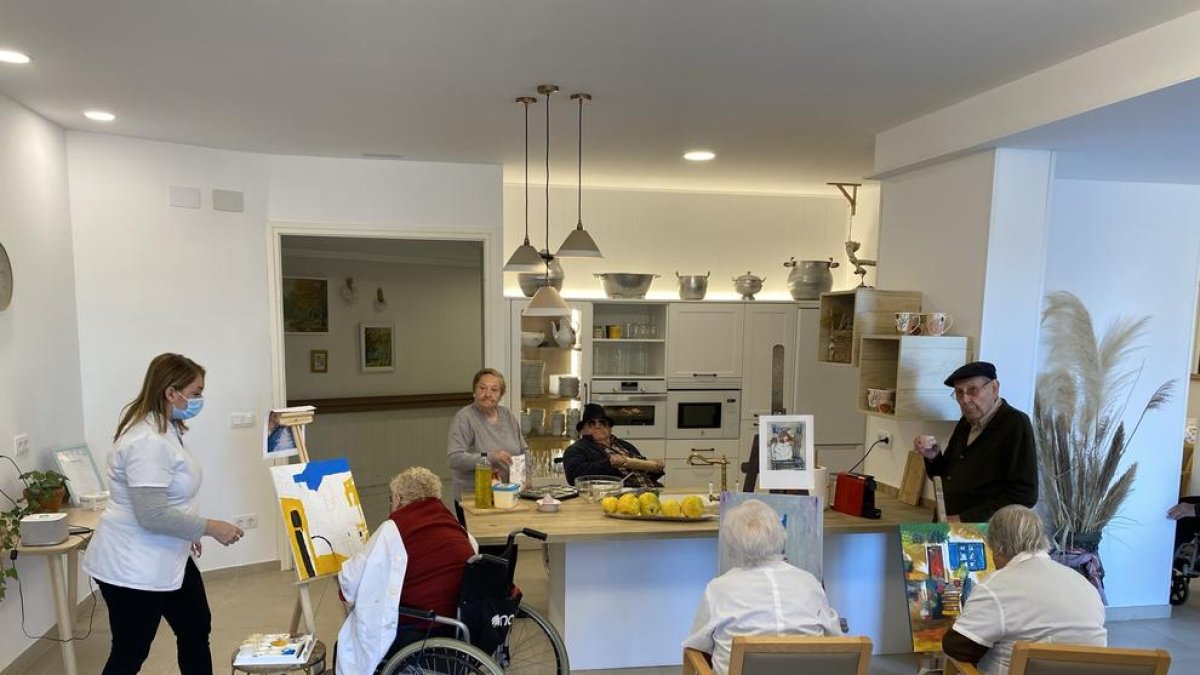 Actividades en una de las microresidencias del Centre Geriàtric Lleida.