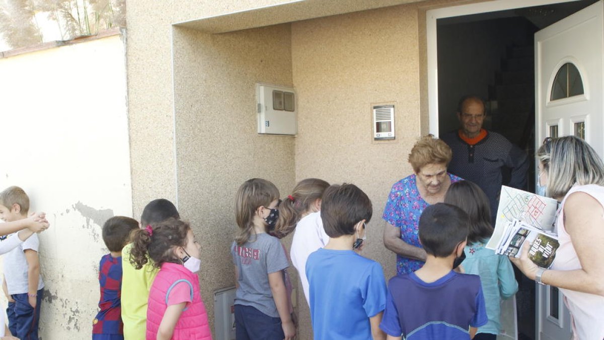 Los alumnos de la escuela El Vilot de Sucs entregaron a los vecinos trípticos informativos del proyecto ‘Oques al Vilot’, ideado por ellos.