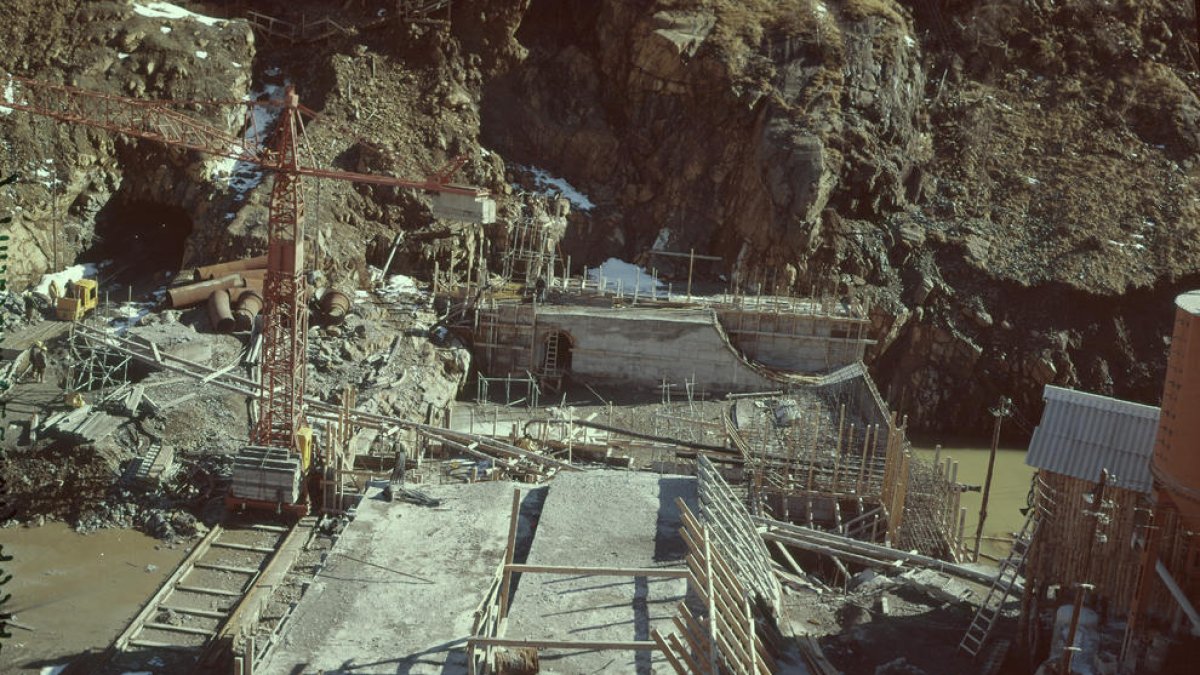 Vista parcial del estado constructivo de la presa en 1971.