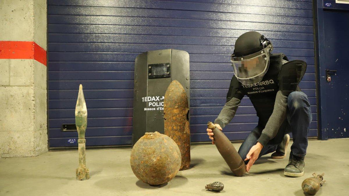 Un Tedax de la unidad de Lleida muestra algunos de los proyectiles hallados en los últimos años.