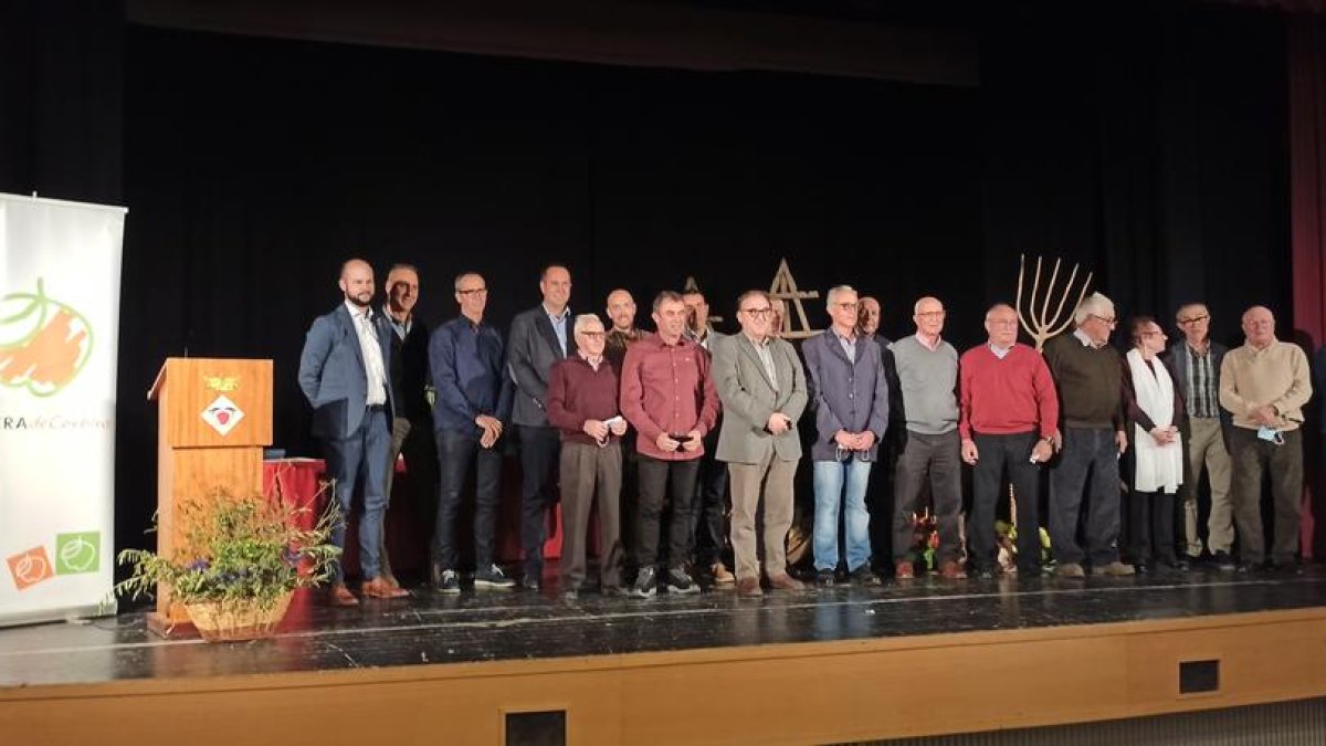 Foto de família d’autoritats i de diversos expresidents i directius de la cooperativa.