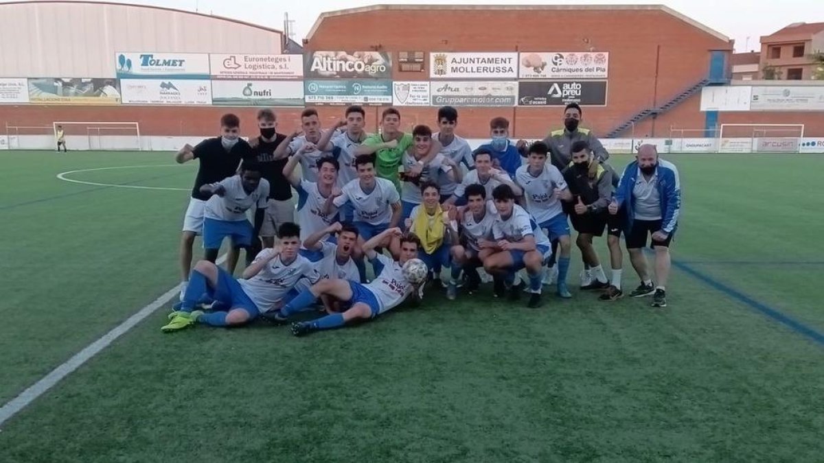 El equipo juvenil del Mollerussa celebró la victoria.