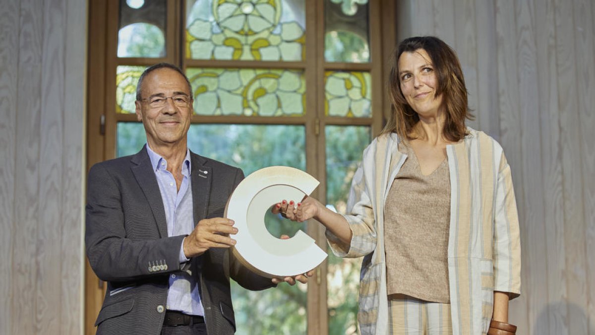 Ferran Rella, president del Consell d’Àneu, i Rut Martínez, directora del Dansàneu, ahir amb el premi.