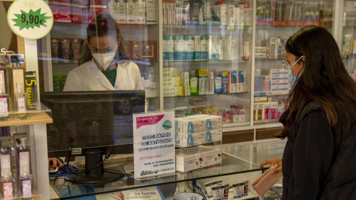 Una farmàcia amb un cartell informant que tenen tests.