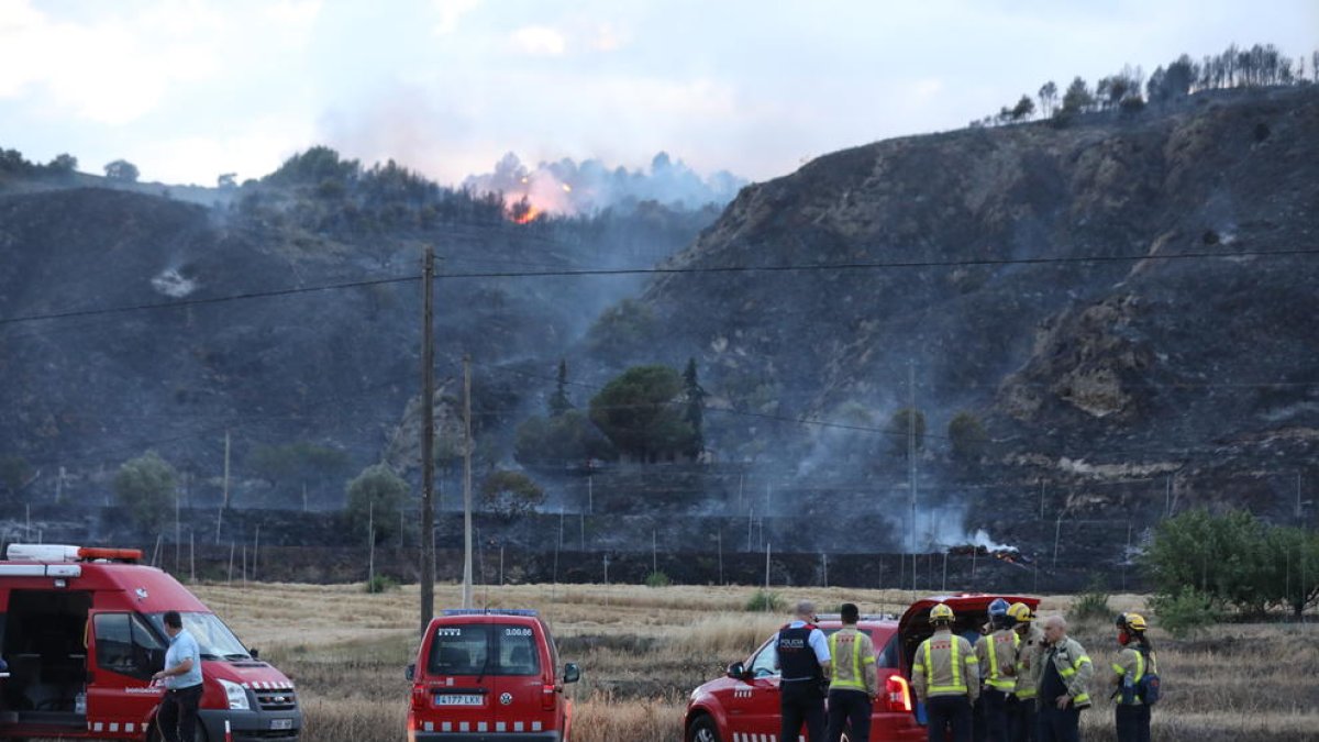 Efectius dels Bombers es preparaven per a les tasques d’extinció durant la nit a Alfarràs.