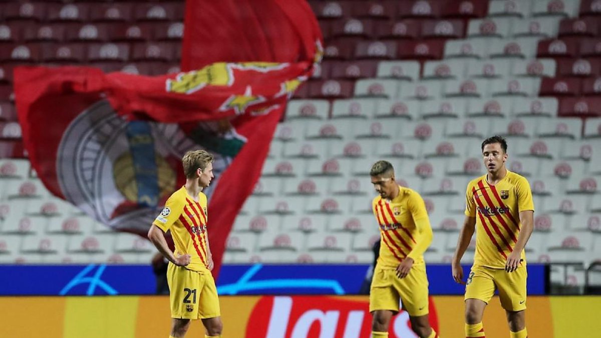 Piqué i Busquets pressionen el benfiquista Rafa.